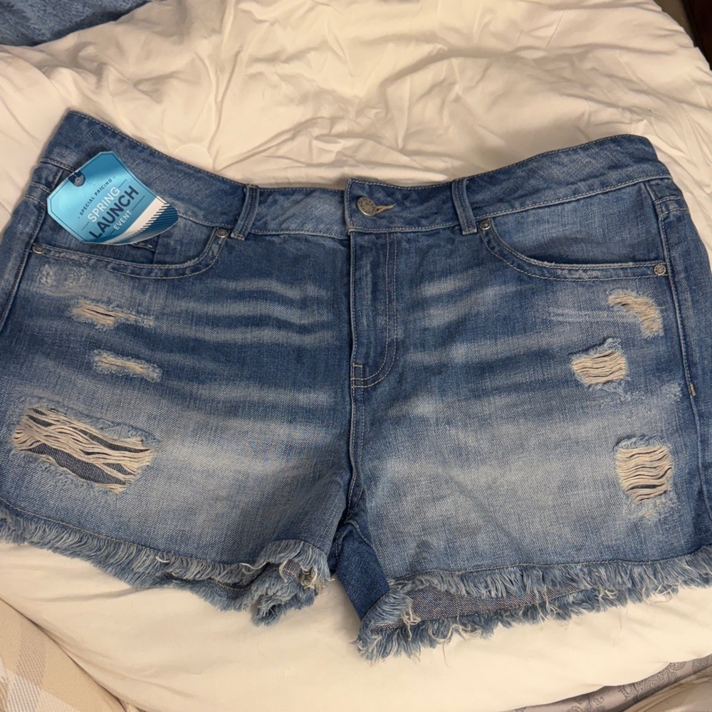 Trendy Buckle Blue Distressed Jean Shorts size 34 fit no. 256. NWT